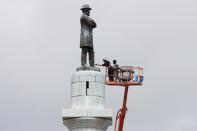 <p>Construction crews prepare a monument of Robert E. Lee, who was a general in the Confederate Army, for removal in New Orleans, La., on May 19, 2017. (Photo: Jonathan Bachman/Reuters) </p>