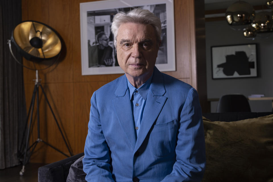 David Byrne de la banda Talking Heads posa para promover la reedición de la película "Stop Making Sense" en el Festival Internacional de Cine de Toronto el lunes 11 de septiembre de 2023, en Toronto. (Foto Joel C Ryan/Invision/AP)