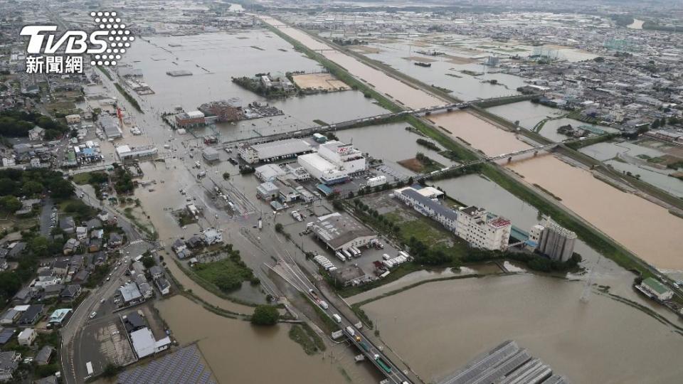 從空中俯瞰愛知縣豐川市，可以看到街道幾乎都浸在黃黑泥水中。（圖／達志影像美聯社）