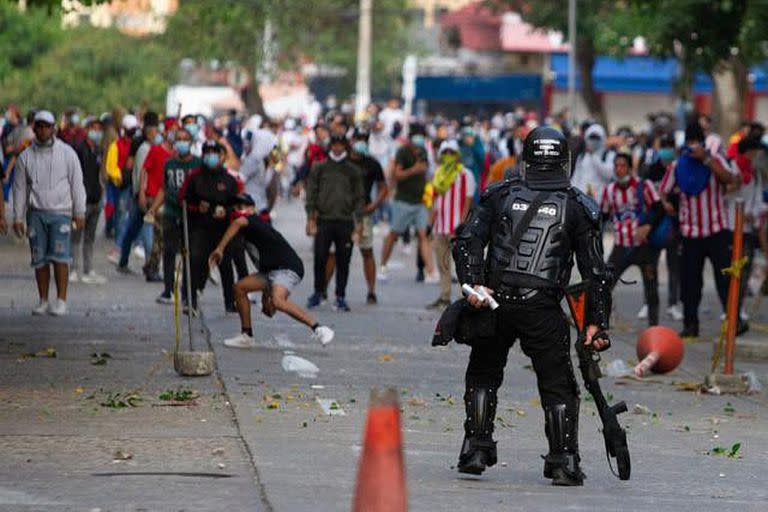 Desbordes, descontrol y enfrentamientos entre ciudadanos de Barranquilla (varios, con la camiseta de Junior) y la policía; la Copa América comenzará el 13 de junio, la Conmebol por ahora confirma a la Argentina y Colombia como sedes 
