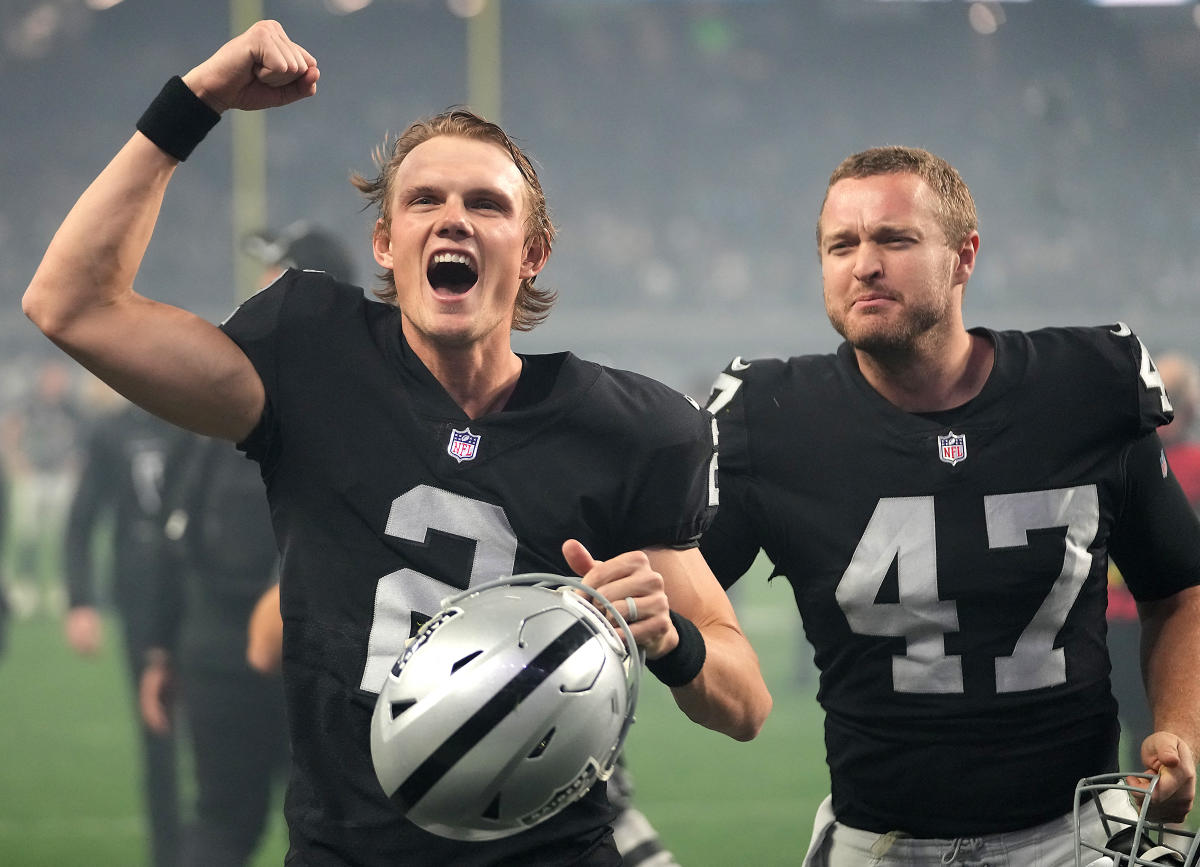 Daniel Carlson's field goal as OT expires sends Raiders into