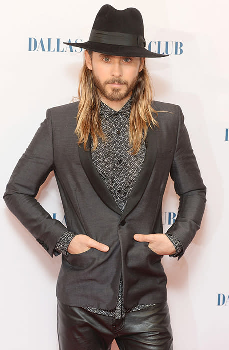 Entre le look mafioso et le look rockeur, Jared Leto s’en sort encore une fois avec brio. Comme toujours, il évite la chemise blanche pour un modèle plus original.