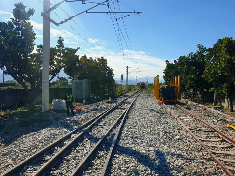 台鐵今日上午傳出電力車衝撞工人的事故，造成1重傷2昏迷，目前事故原因調查中。   圖：台鐵／提供