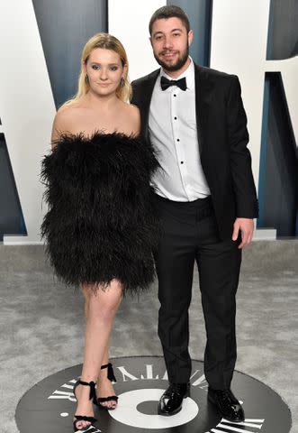 <p>Gregg DeGuire/FilmMagic</p> Abigail Breslin and Ira Kunyanksy attend the 2020 Vanity Fair Oscar Party on February 09, 2020 in Beverly Hills, California.