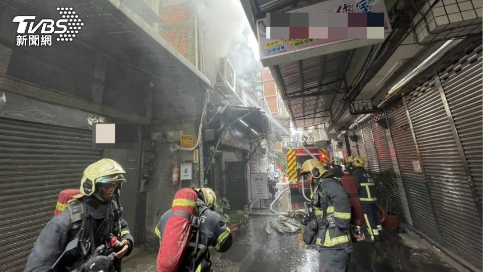 現場不斷地竄出濃煙，警消立即射水灌救。（圖／TVBS）