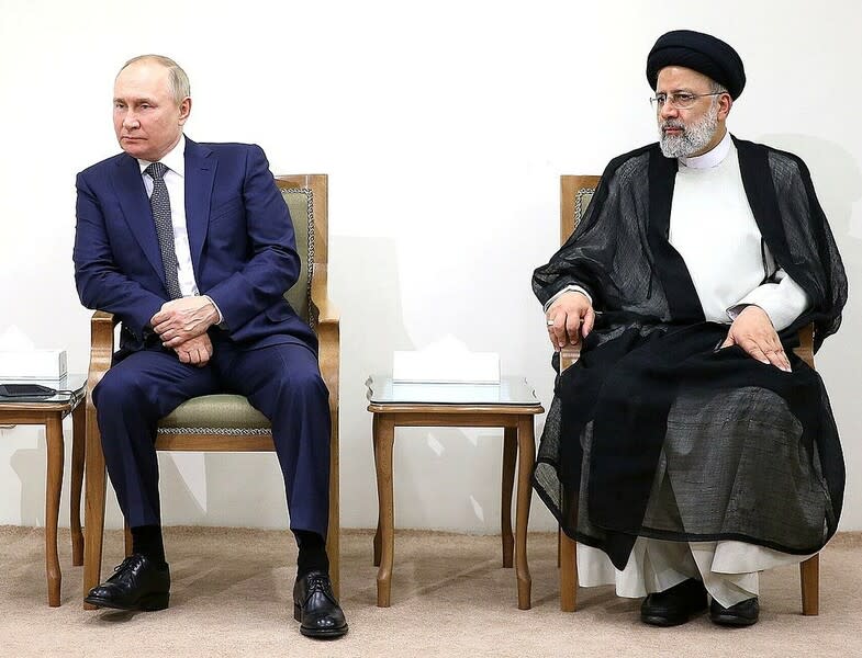 俄羅斯總統普丁(左)近日致電伊朗總統賴西，提醒以伊雙方都要保持克制。（Wikimedia Commons）