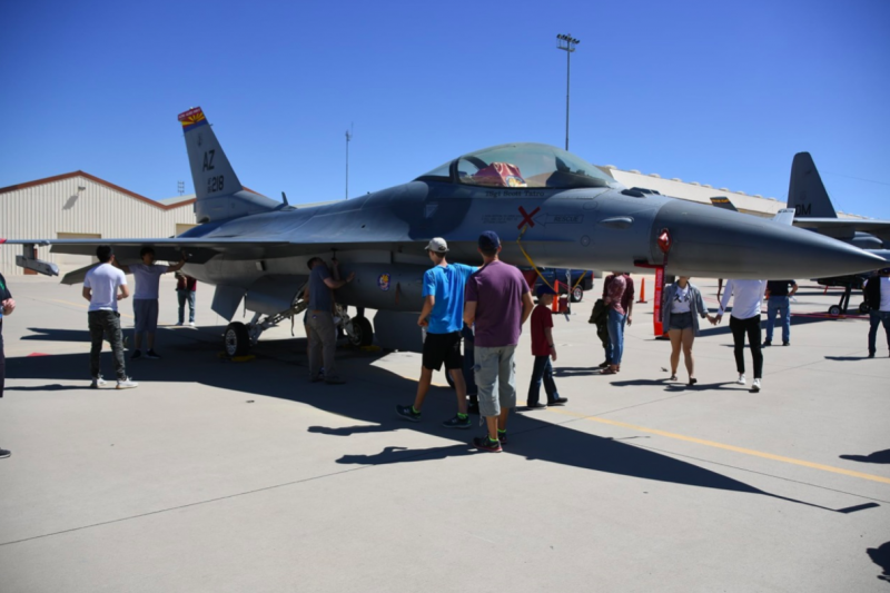 參加基地開放的民眾，可以零距離接觸F-16戰鬥機。（許劍虹攝）