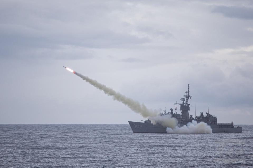 美國宣布總價達約11億美元的對台軍售案，圖為台灣海軍寧陽軍艦發射魚叉反艦飛彈。 圖：軍聞社提供（資料照片）