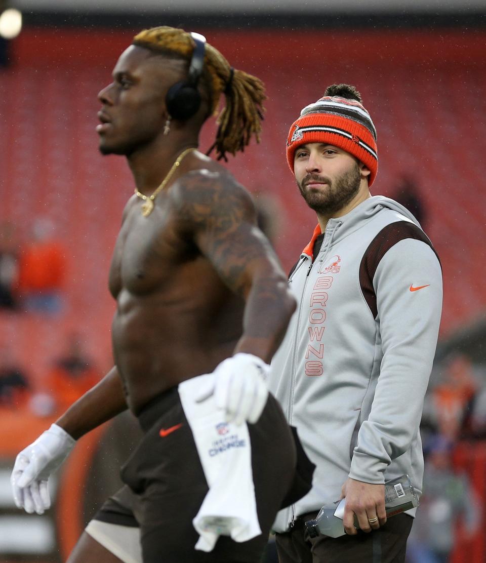 Cleveland Browns quarterback Baker Mayfield (6) watches as Cleveland Browns tight end David Njoku (85) warms up before an NFL football game against the Cincinnati Bengals, Sunday, Jan. 9, 2022, in Cleveland, Ohio. [Jeff Lange/Beacon Journal]