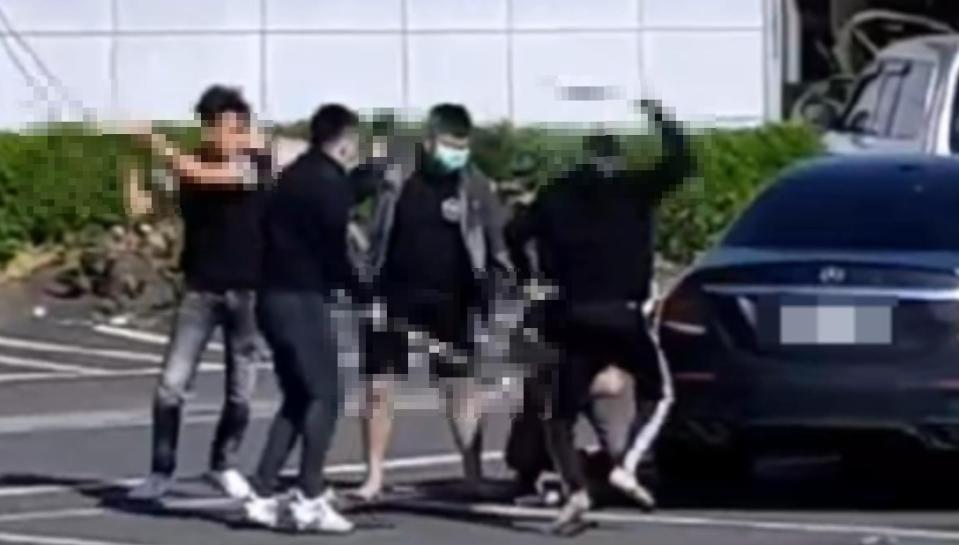 14日虎尾某KTV停車場爆發鬥毆事件。（圖／翻攝自記者爆料網）
