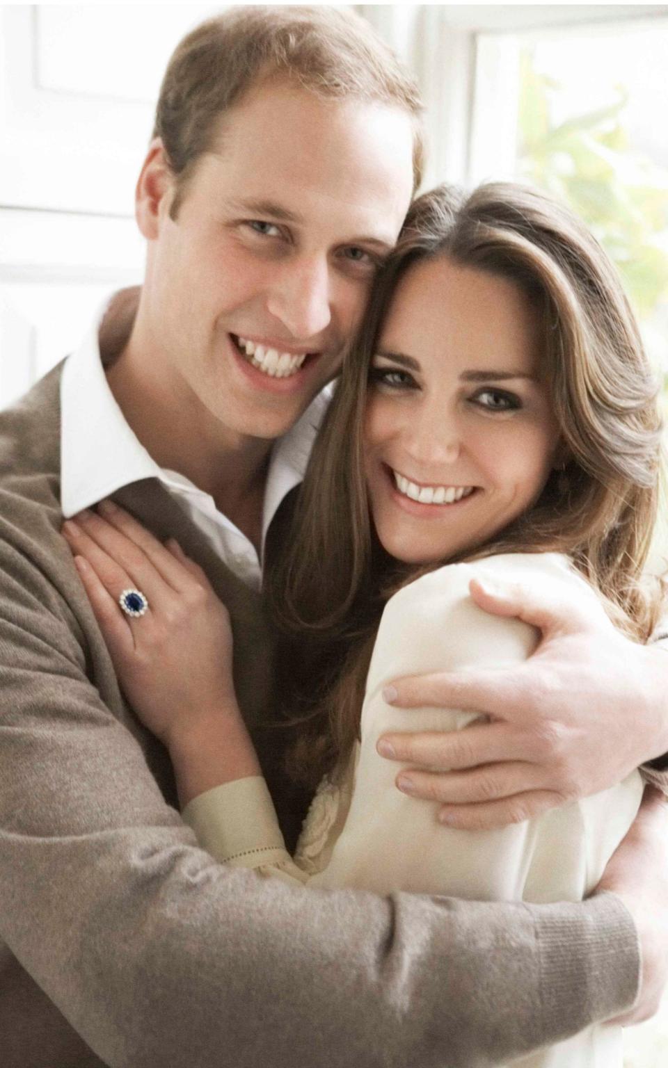 Kate Middleton wearing the sapphire and diamond Garrard ring that previously belonged to Princess Diana, in the official engagement portrait with Prince William - Mario Testino 