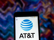 <p>82 422 milliards de dollars. Le fournisseur de services téléphoniques locaux et longues distances AT&T passe de la 4e à la 6e place. </p>