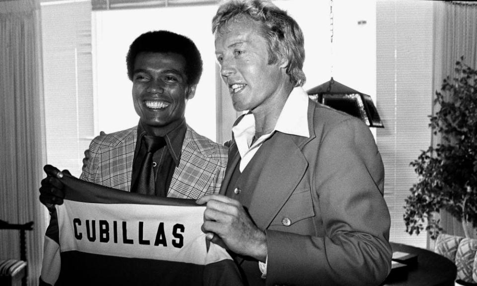 Charismatic Fort Lauderdale Strikers coach Ron Newman welcomes Peru international Teófilo Cubillas to the club in 1979.