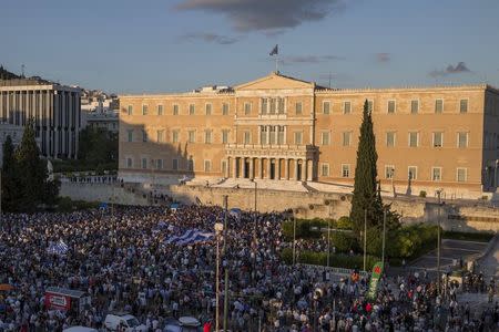 Protesters attend a rally in front of the parliament building calling on the government to clinch a deal with its international creditors and secure Greece's future in the euro zone, in Athens, Greece, June 22, 2015. REUTERS/Marko Djurica