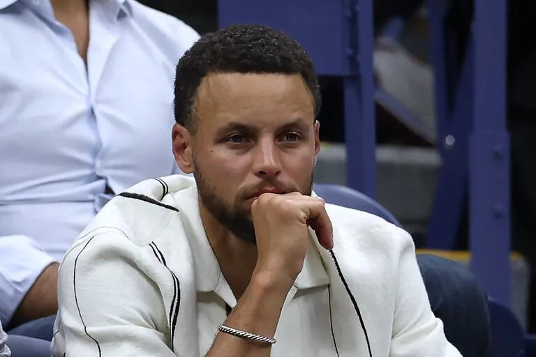 El basquetbolista Stephen Curry sigue la final entre Sabalenka y Pegula