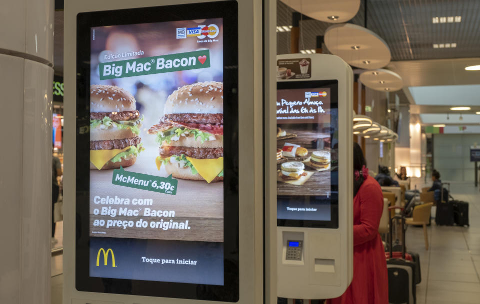 Un restaurante McDonald's con pantallas táctiles para ordenar el menú. (Photo by Horacio Villalobos - Corbis/Corbis via Getty Images)