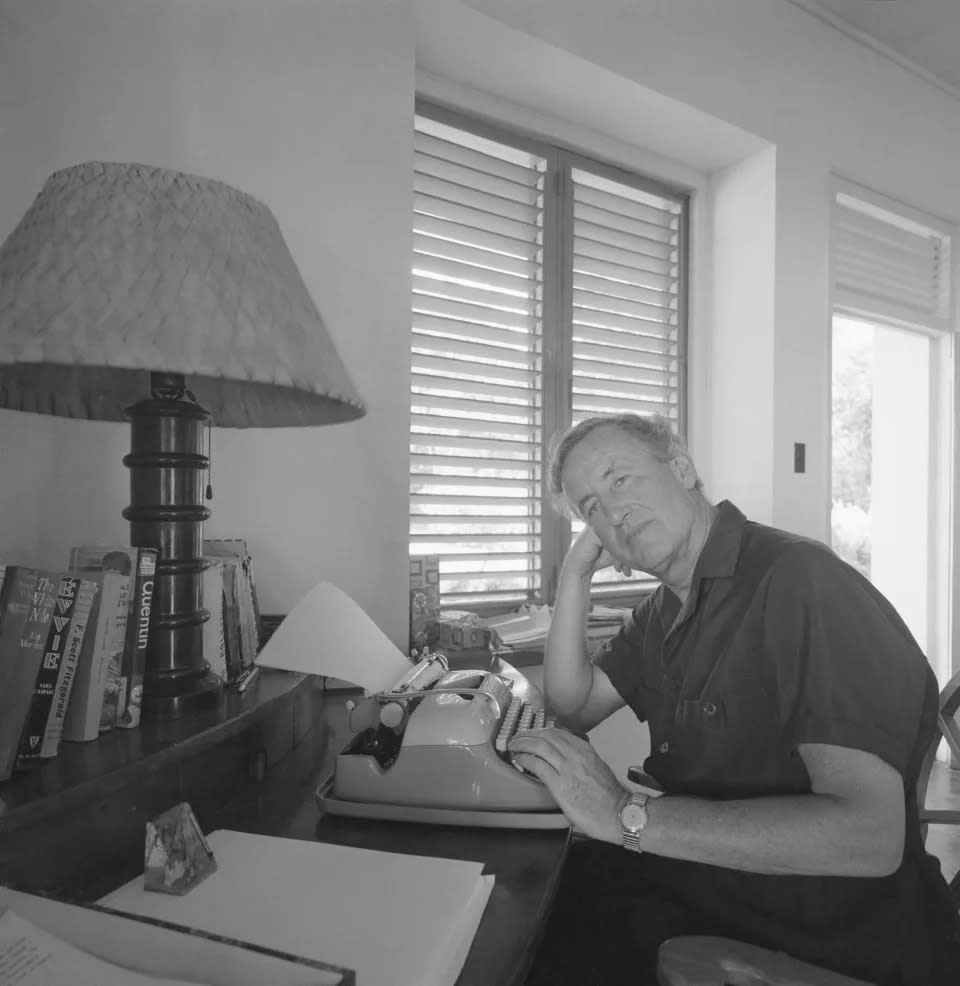 Romanautor Ian Fleming, der Schöpfer der James-Bond-Serie 007, schaut von seiner Schreibmaschine auf. Bradley Smith/CORBIS/Corbis via Getty Images)