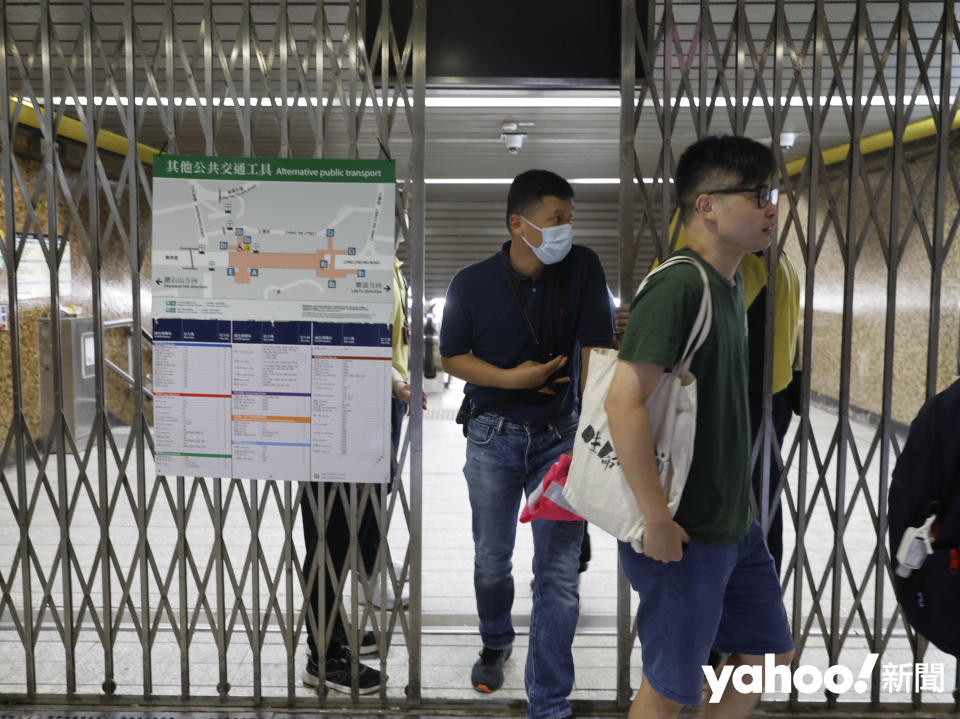 黃大仙站的港鐵職員在出入口「拉閘」，並安排在站內的乘客離開。