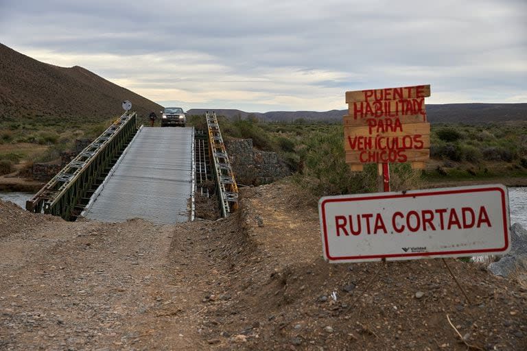 El puente vehicular solo resiste el paso de autos chicos