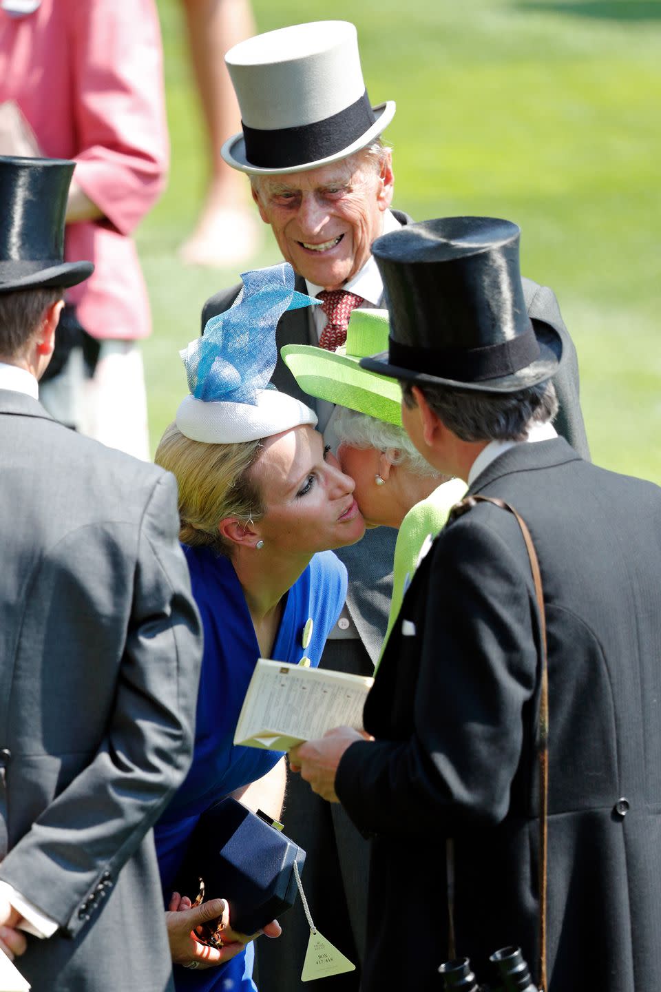 <p>Zara Phillips greets her grandmother with a kiss as they arrive at the Royal Ascot. </p>