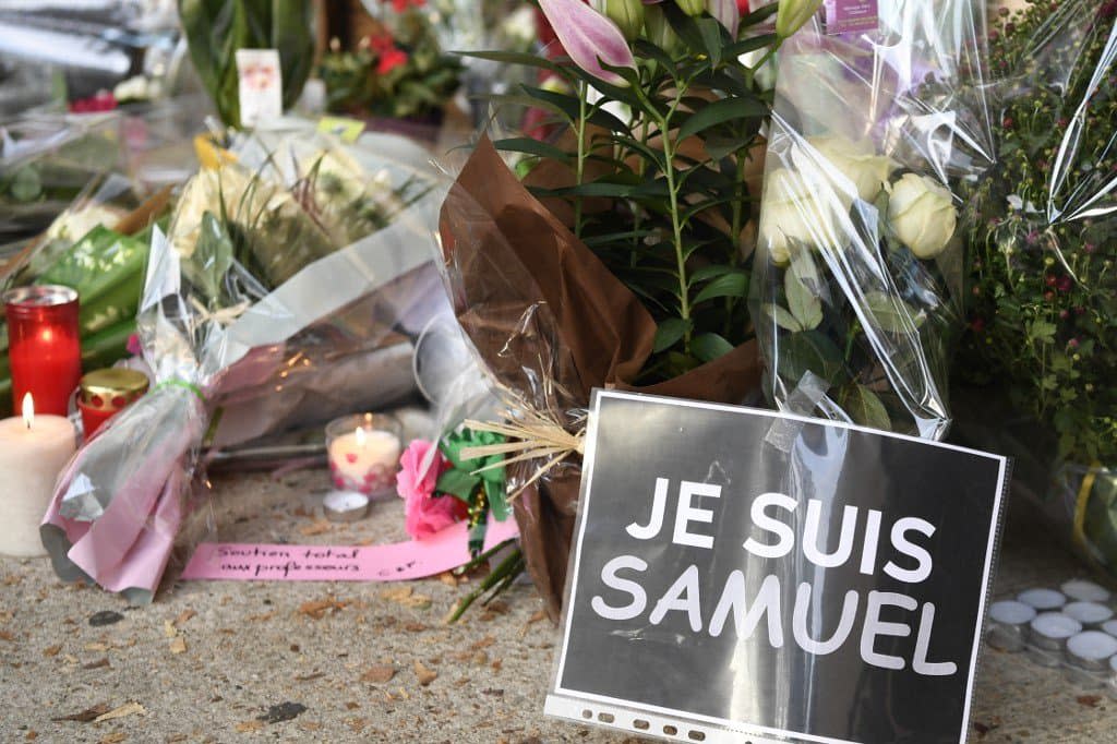 Une pancarte en hommage à Samuel Paty, enseignant assassiné par un islamiste le 16 octobre 2020 - AFP / Bertrand Guay
