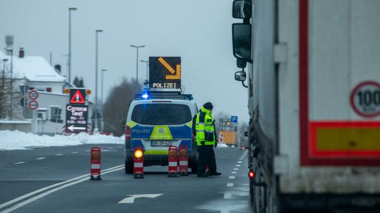 Die ansteckendere britische Mutation hat laut der bayerischen Landesregierung in einigen ostbayerischen Regionen bei Pendlern aus Tschechien bereits die Oberhand gewonnen. Foto: dpa