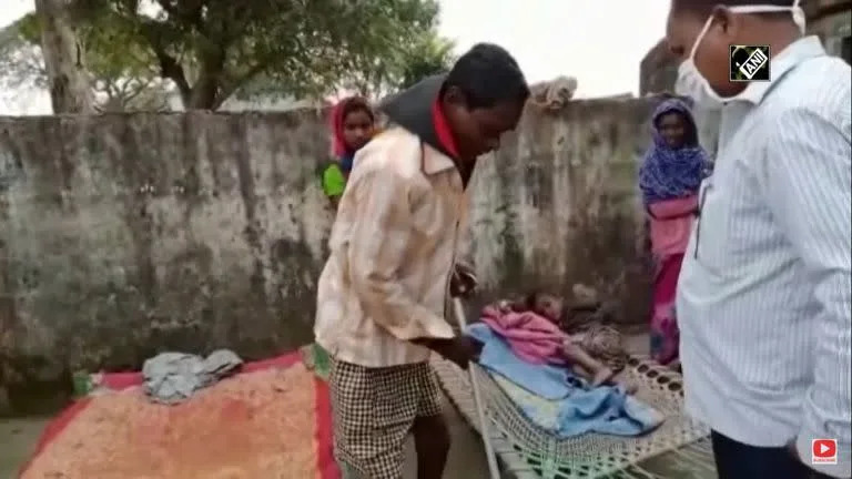 El hombre logr&#xf3; mover las piernas nuevamente y hasta se anim&#xf3; a dar algunos pasos con algo de ayuda. Ahora usa un bast&#xf3;n para trasladarse  (Captura de video)