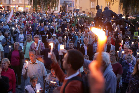 People attend a protest against judicial reforms in front of the Supreme Court in Warsaw, Poland, July 26, 2017. Agencja Gazeta/Agata Grzybowska via REUTERS