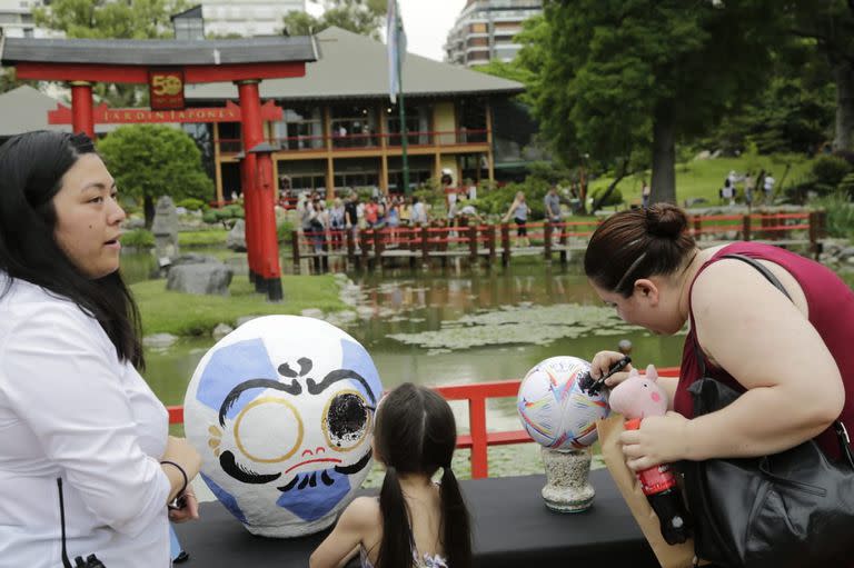 “El lema del Daruma es ‘si te caes siete veces, te levantas ocho’. Es parte de la idiosincrasia y cultura japonesa”, detalló Sergio Miyagi, presentador de la ceremonia