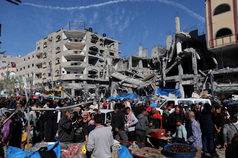 巴勒斯坦民眾趁著停火期間努力重拾日常生活，加薩中部紐瑟拉特（Nuseirat）難民營的廢墟間11月30日出現市集，聚集多家小販叫賣蔬果與日用品。路透社