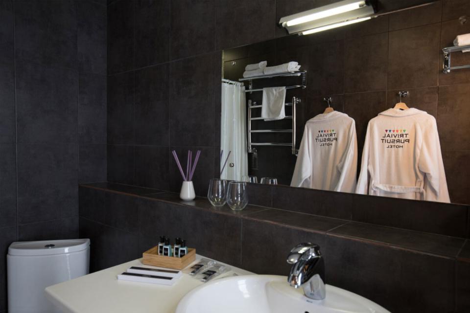 <p>También los accesorios del baño, la comida y otros elementos del hotel dependerán del conocimiento de sus inquilinos. (Foto: <a rel="nofollow noopener" href="http://trivialpursuithotel.com/en/" target="_blank" data-ylk="slk:Trivial Pursuit Hotel;elm:context_link;itc:0;sec:content-canvas" class="link ">Trivial Pursuit Hotel</a>). </p>