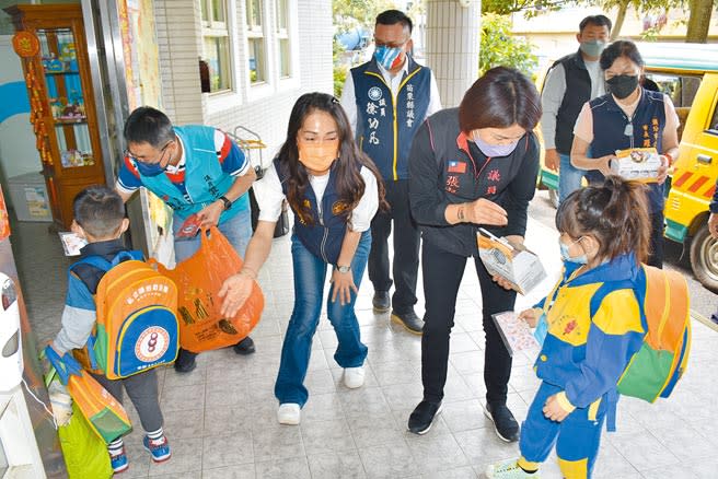 苗栗縣頭份幼兒園由新業主順利承接，3日上午頭份市長羅雪珠（右起）縣議員張淑芬、徐功凡、溫宜靜及市代許銑倫等到場關心小朋友。（謝明俊攝）