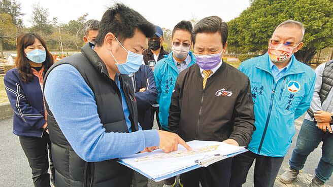 金門縣長陳福海（右二）多次邀集相關局處首長前往太湖中正公園周邊林地現勘，規畫推動串聯起金湖生活圈的「太湖湖畔綠蔭遊憩升級計畫」，預估將投入總工程費用近2億元，以平衡東、西半島之發展。（于家麒攝）