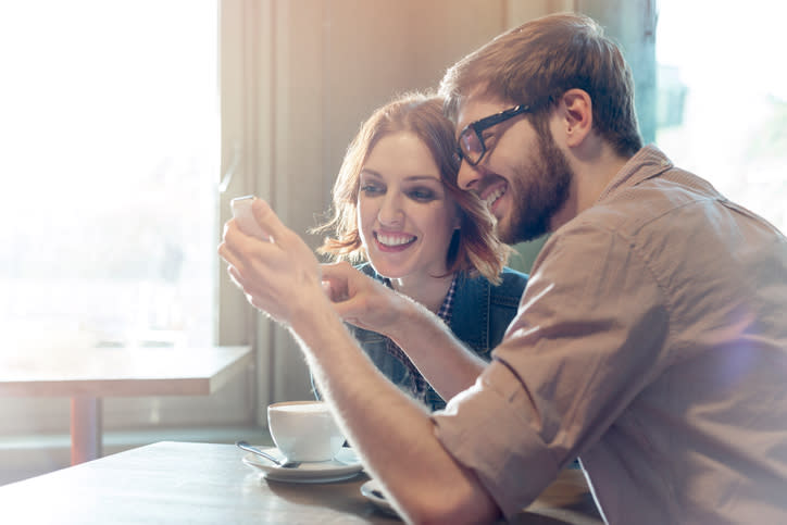 Tomarte una pausa del móvil puede beneficiar tus relaciones ¡y más! – Foto: Milton Brown/Getty Images