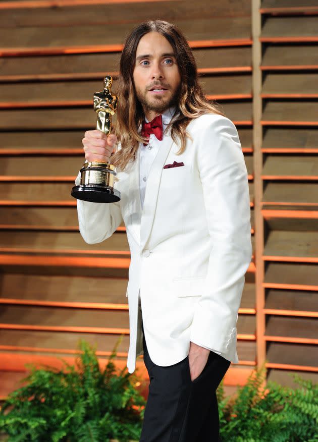 Jared Leto holding his Oscar for Best Supporting Actor. (Photo: Evan Agostini/Invision/AP)