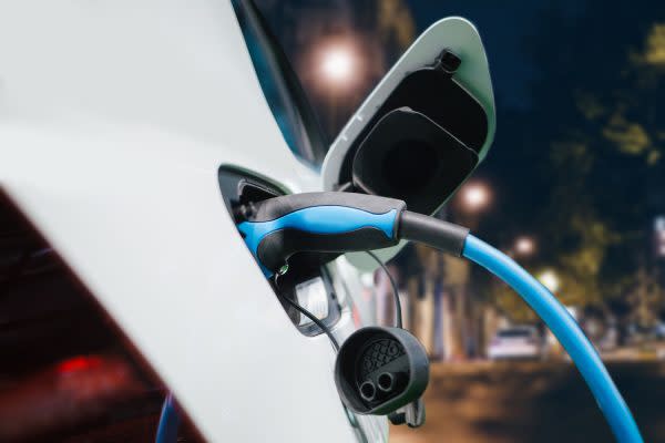 Bei der Umrüstung entfernt das Startup unter anderem den Motor, die Zahnriemen und die Zündkerzen. Anschließend werden sie durch elektrische Komponenten ersetzt.