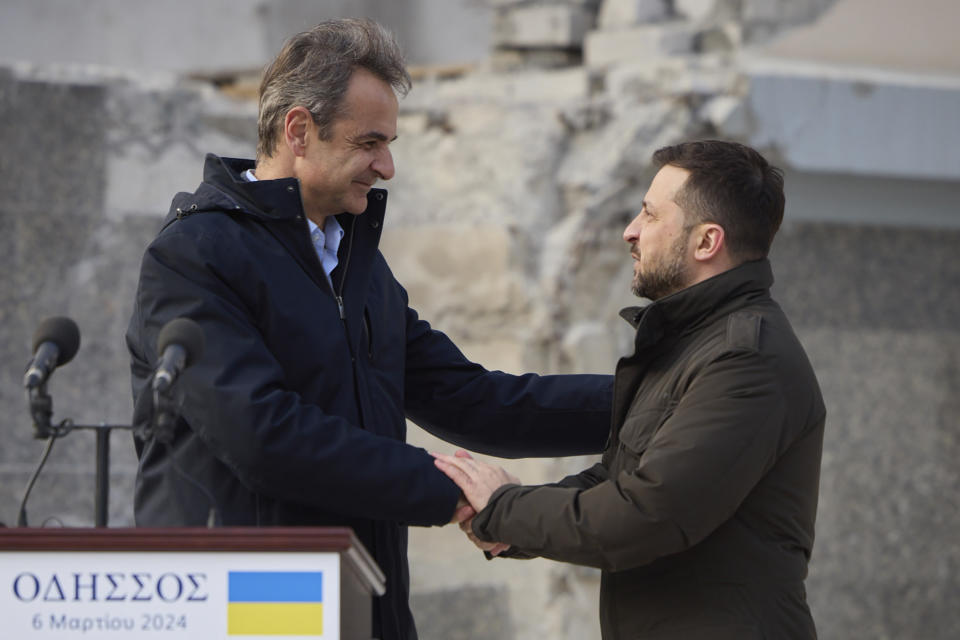 Wolodymyr Selenskyj und Kyriakos Mitsotakis (Bild: Uncredited/Ukrainian Presidential Press Office/AP/dpa)