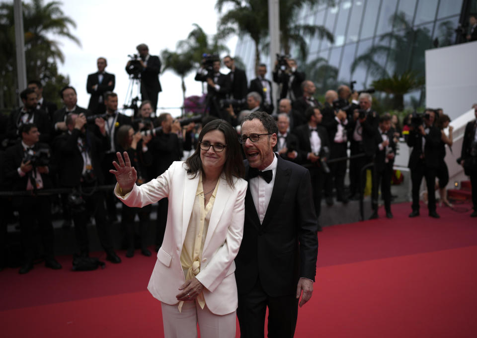 Ethan Coen y Tricia Cooke posan al llegar al estreno de su documental "Jerry Lee Lewis: Trouble in Mind" en la 75a edición del Festival Internacional de Cine de Cannes, el domingo 22 de mayo de 2022 en Cannes, Francia. (Foto AP/Daniel Cole)