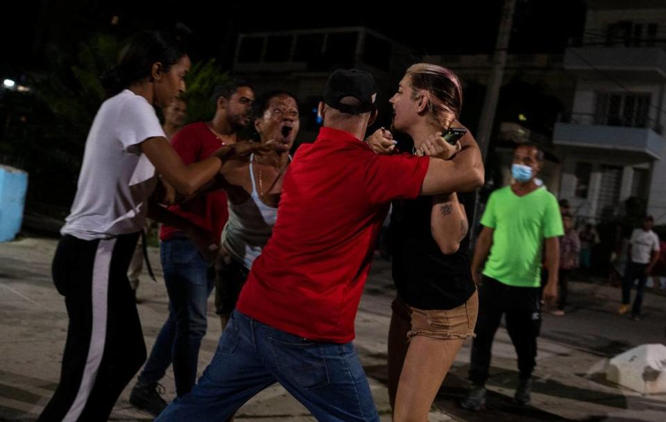 Un oficial de policía vestido de civil detiene a un manifestante durante una protesta que pide el restablecimiento del servicio eléctrico después de seis días de apagones debido a la devastación del huracán Ian en La Habana, Cuba, el sábado 1 de octubre de 2022. (AP Foto/Ramon Espinosa)