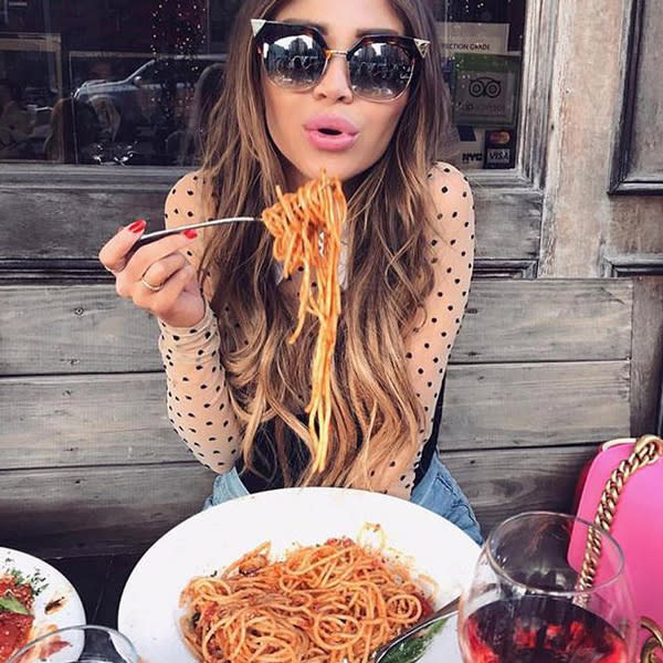 Tendance : les instagrammeuses posent avec des pâtes !