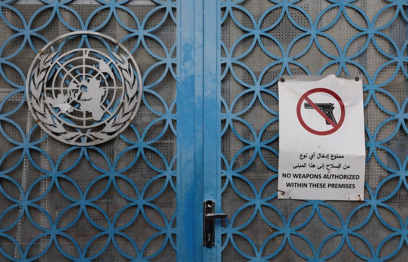 Fotografía de la puerta de la escuela de la UNRWA en el campo de refugiados de Aida, en Belén, en Cisjordania