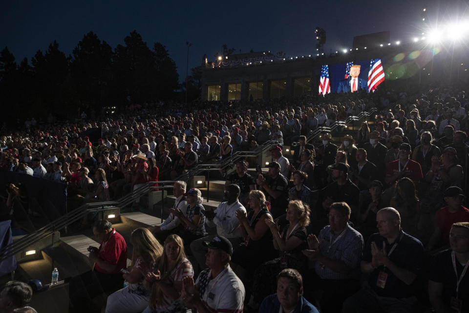 Numerosos seguidores de Donald Trump, la gran mayoría sin mascarrillas y sin distanciarse socialmente para protegerse del covid-19, asistieron al evento presidencial en Mount Rushmore, Dakota del Sur, el pasado 3 de julio. (AP Photo/Alex Brandon)