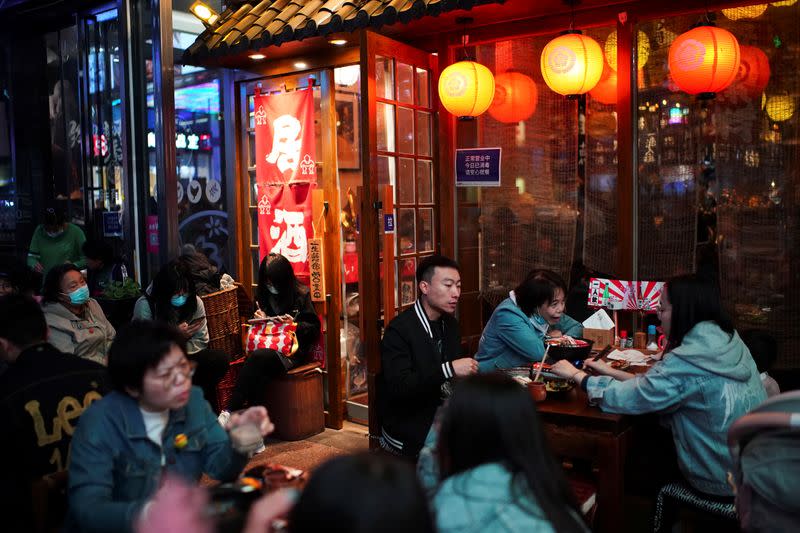 Personas cenan en un restaurante en Pekín, China, el 25 de octubre de 2020