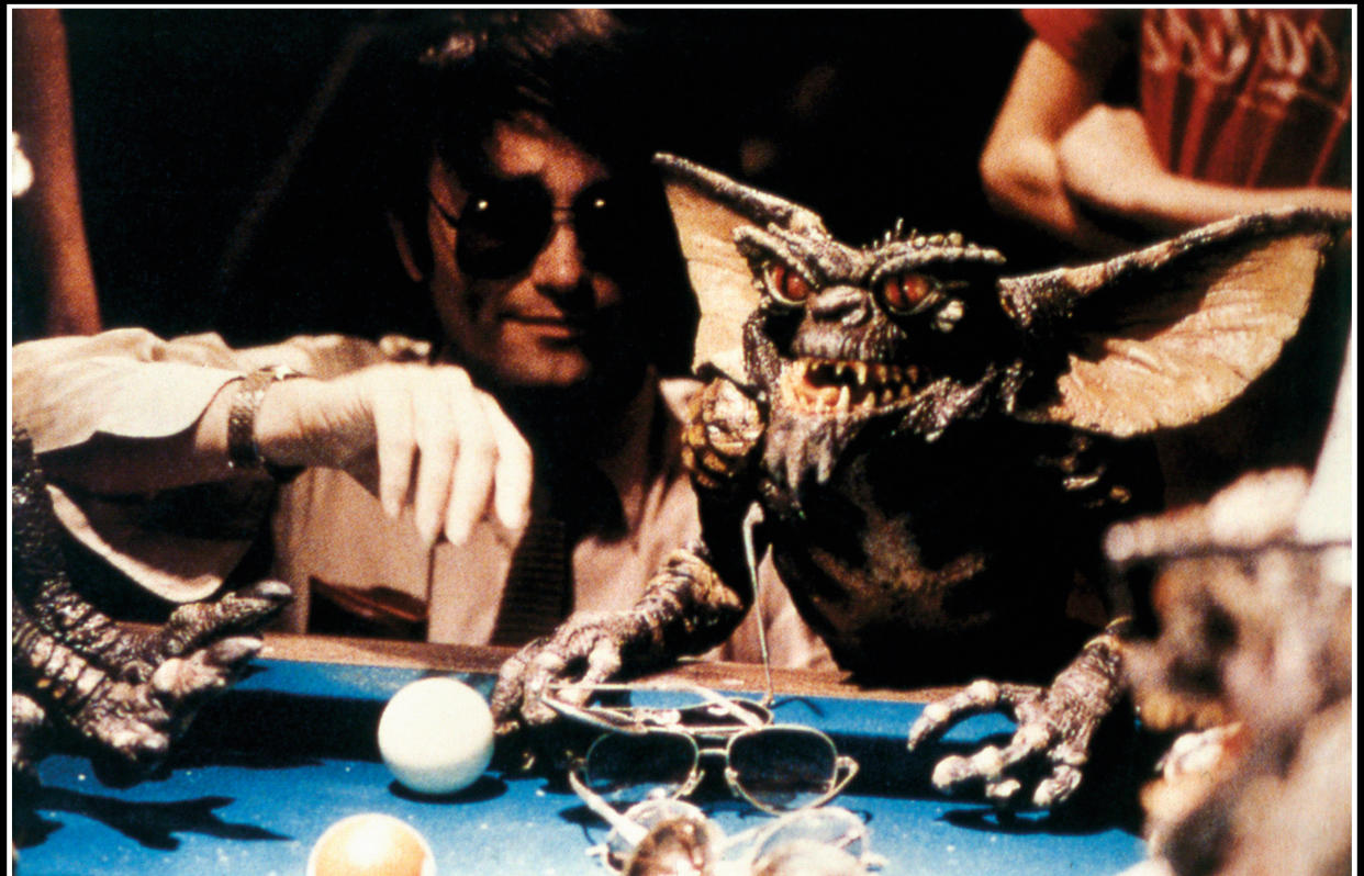 Prod DB © Warner Bros - Amblin / DR GREMLINS de Joe Dante 1984 USA avec Joe Dante sur le tournage