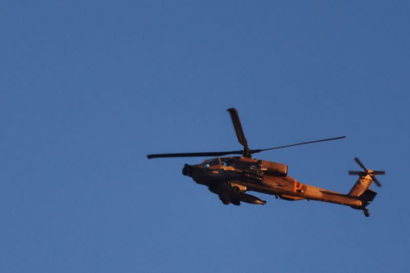 Un helicóptero israelí visto desde Ashkelon, Israel