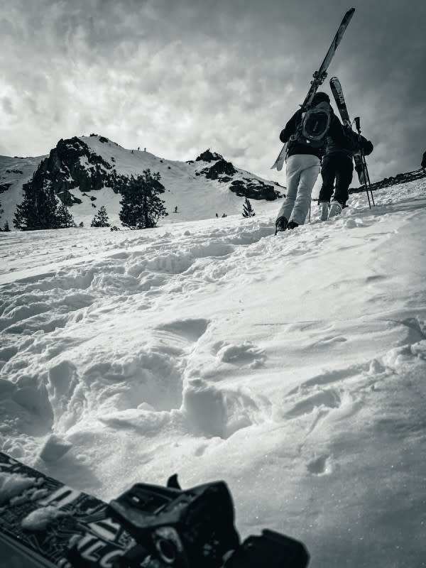 The hike, in black and white.<p>Ella Boyd/POWDER Magazine</p>