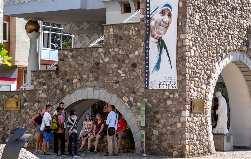Turistas escuchan las explicaciones de un guía turístico en la Casa memorial de la Madre Teresa de Calcuta en Skopje (Macedonia). (EFE)