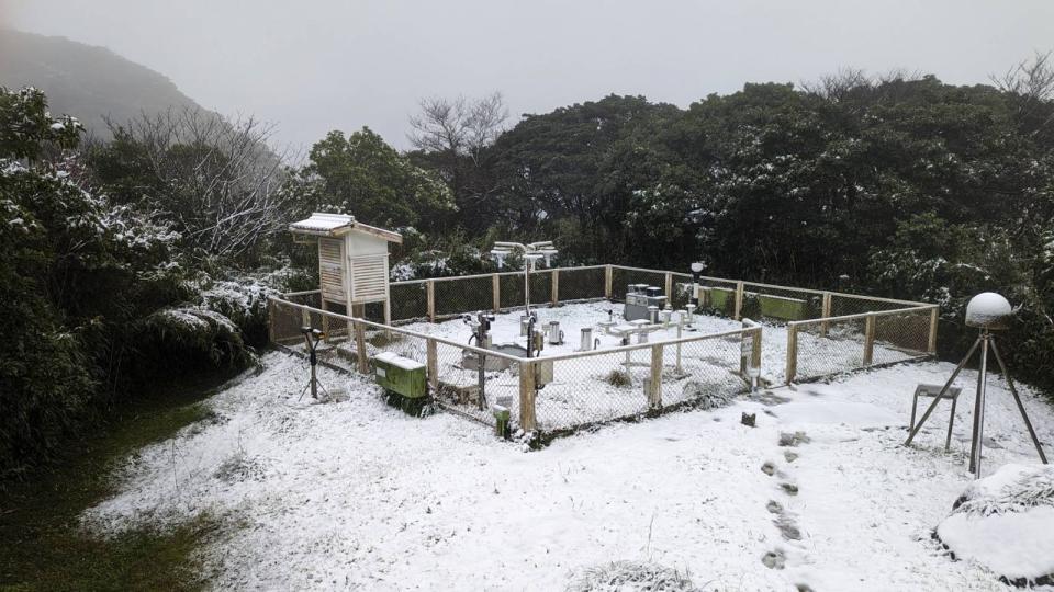 陽明山鞍部氣象站今早開始飄雪。（氣象署提供）