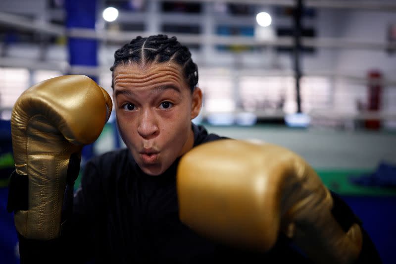 La boxeadora brasileña Beatriz Ferreira posa para una foto durante su última sesión de entrenamiento en el centro de entrenamiento de la Federación Brasileña de Boxeo antes de viajar a Europa, de cara a los Juegos Olímpicos de París 2024, en Sao Paulo, Brasil