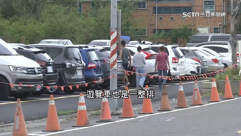 車城福安宮假日人潮滿滿，周邊停車場總是一位難求。